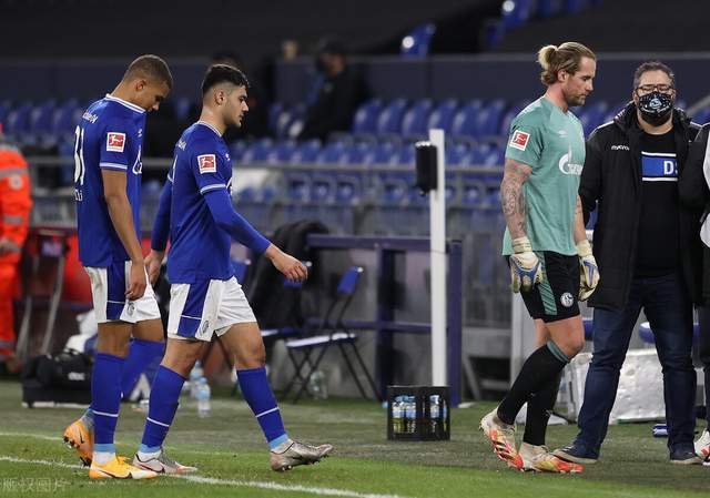  沙尔克04历史性降级引发球迷抗议潮  